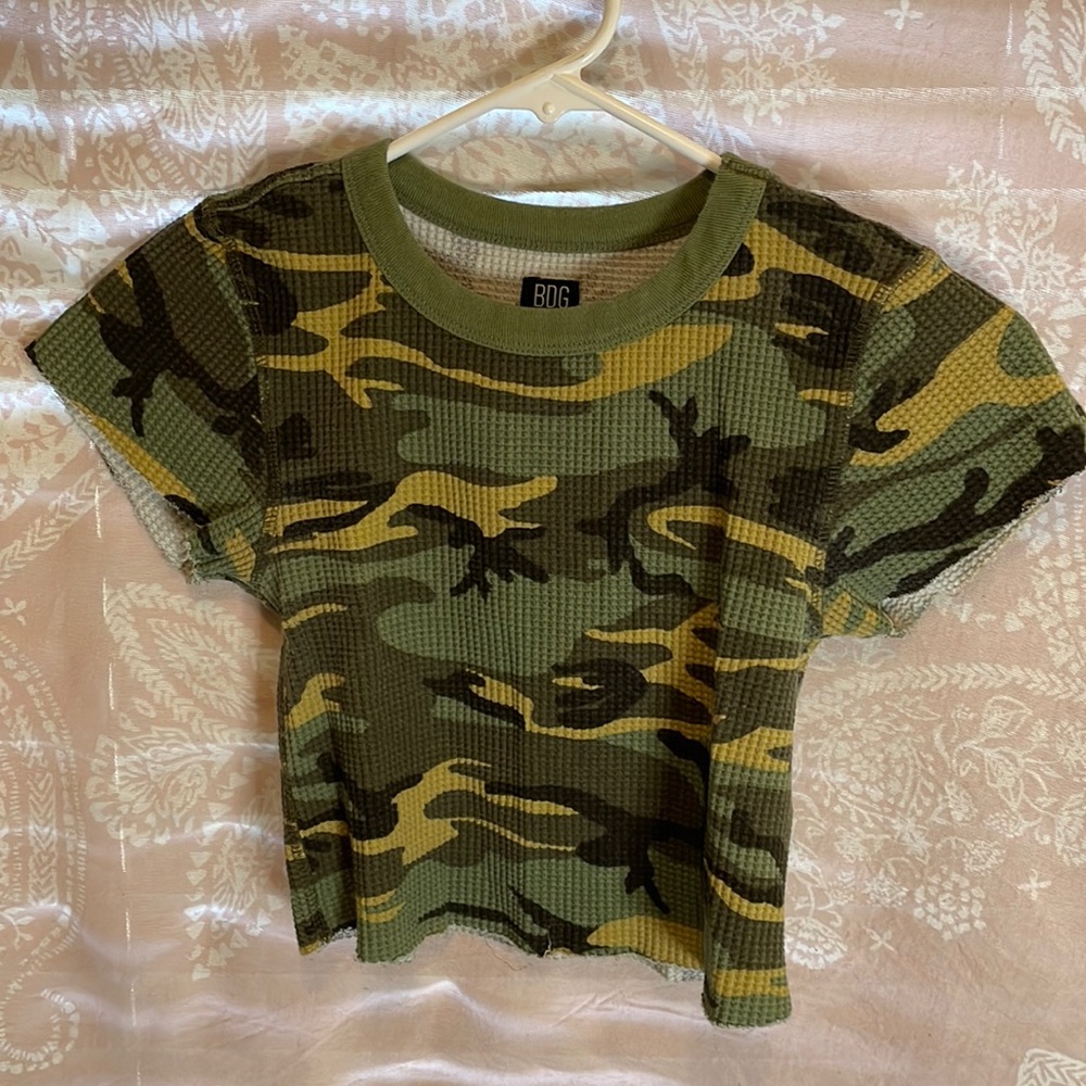 Camo print cropped tee